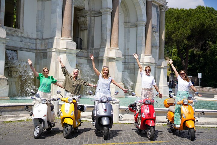 A licensed guide explaining a landmark during a Vespa tour